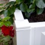 Quadratischer, weißer KHW Pflanzkasten mit Bepflanzung. Ideal für Garten und Terrasse.