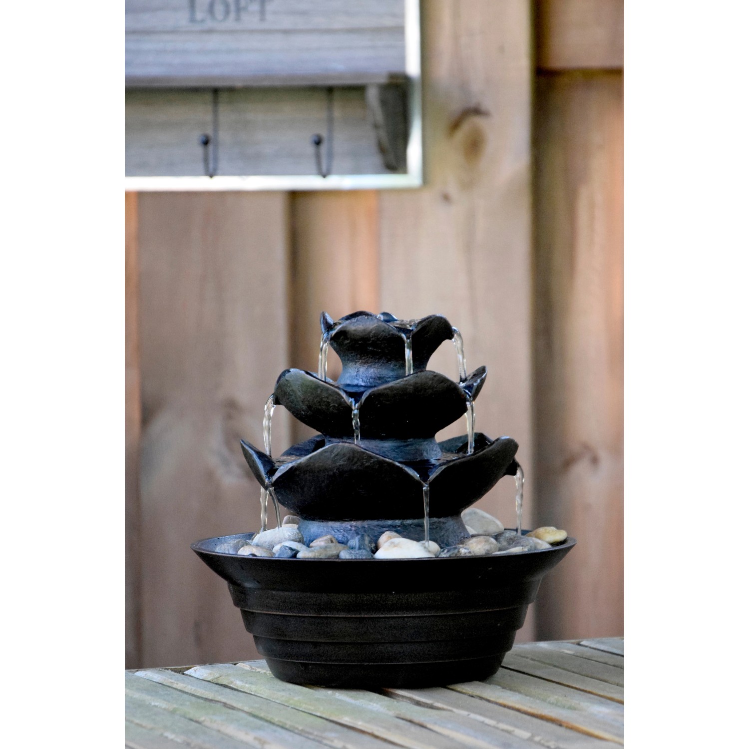 Schwarzer Dobar Design Zimmerbrunnen in Felsen-Optik mit Deko-Steinen.