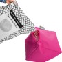 Befüllung eines pinken Sitting Point Sitzsacks mit EPS-Perlen aus einem Nachfüllpack.