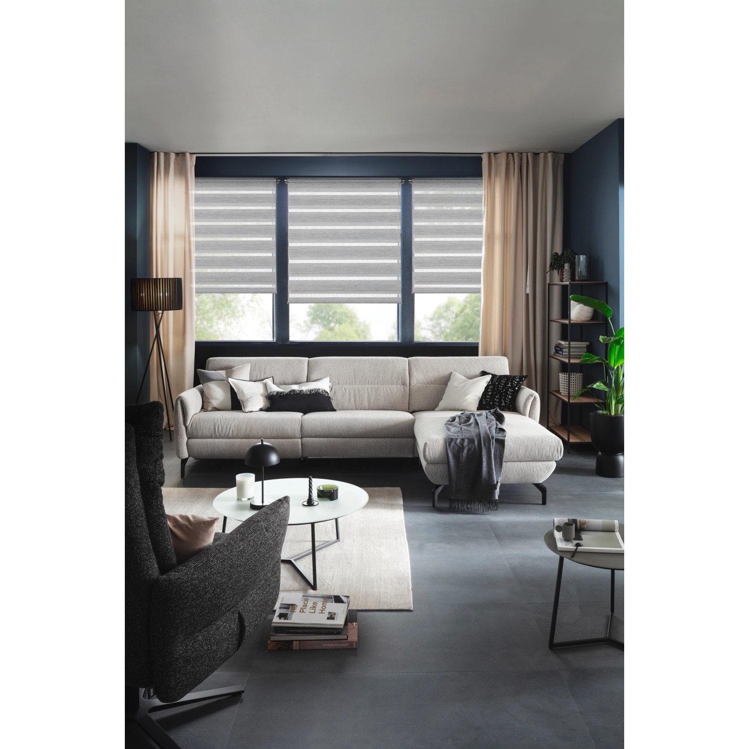 Schöner Wohnen Doppelrollo Tilda, anthrazit, 45x150cm, im Wohnraum mit Couch und Fenster.