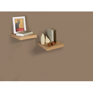 Zwei Wandregale Carlton in Eiche Hell mit Deko an brauner Wand.