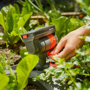 Gardena AquaZoom Compact Viereckregner in Nutzung, zur Bewässerung im Garten.