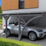 Skan Holz Carport Eifel, schiefergrau, mit Auto. Einzelcarport mit Doppelstegplatten und drei Pfosten.