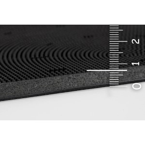 Detailaufnahme der schwarzen Astra Gummimatte Border Pin, halbrund, mit Noppenstruktur.