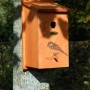Dobar Nistkasten aus Kiefernholz mit Kohlmeise-Motiv, angebracht an einem Baum.
