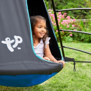 Kind in TP Toys Sitzschaukel/Hängesessel UFO (schwarz/blau) im Garten.