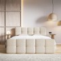 Modernes Selsey Boxspringbett Cloudy 140 cm in Hellbeige mit Boucle-Bezug und gepolstertem Kopfteil im Schlafzimmer.