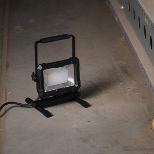Schwarzer LED-Baustrahler mit Tragegriff, 50W, 4200 Lumen, ideal für Baustellen.