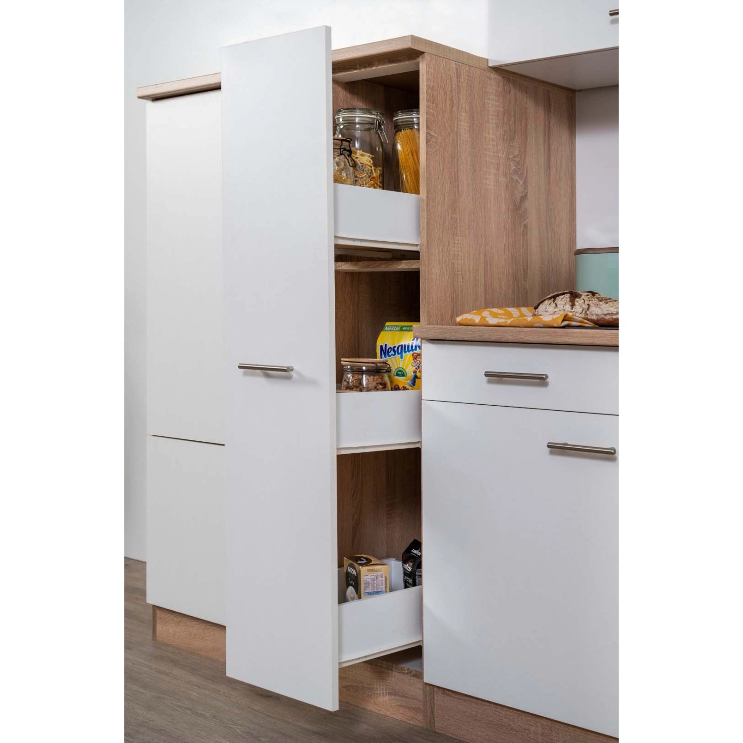 Respekta Küchenzeile in Weiß-Eiche Optik mit Apothekerschrank und Auszügen.