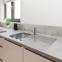 Grohe QuickFix Küchenarmatur Get Chrom auf Edelstahlspüle mit Abtropffläche.