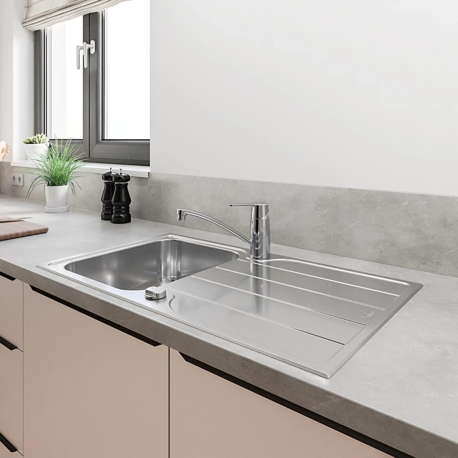 Grohe QuickFix Küchenarmatur Get Chrom auf Edelstahlspüle mit Abtropffläche.