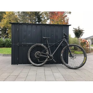 Anthrazitfarbene Globel Fahrradbox Family mit Fahrrad und 4 Haltern, Gerätehaus für Fahrräder.