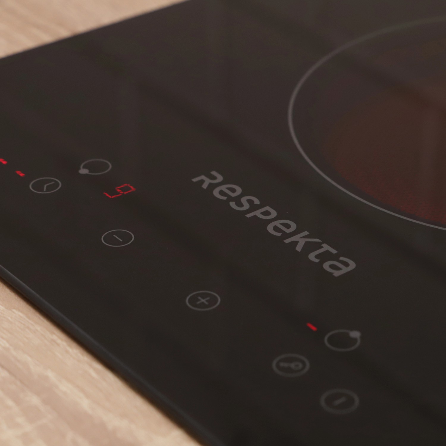 Schwarzes Respekta Domino Glaskeramikkochfeld KM9130T-28 mit Touch-Control und zwei Kochzonen.