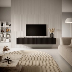 Schwarzes Selsey TV-Hängeboard Veldio mit Lamellenfront unter einem TV in einem modernen Wohnzimmer. Wandmontierter TV-Schrank.