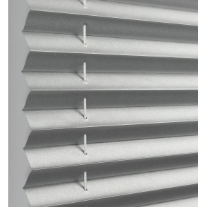 Detailaufnahme: Weißes Gardinia EasyFix Thermo-Plissee, lichtundurchlässig und höhenverstellbar.