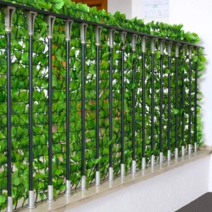 Balkonsichtschutz mit grünen Blättern am Geländer, 300x100 cm.