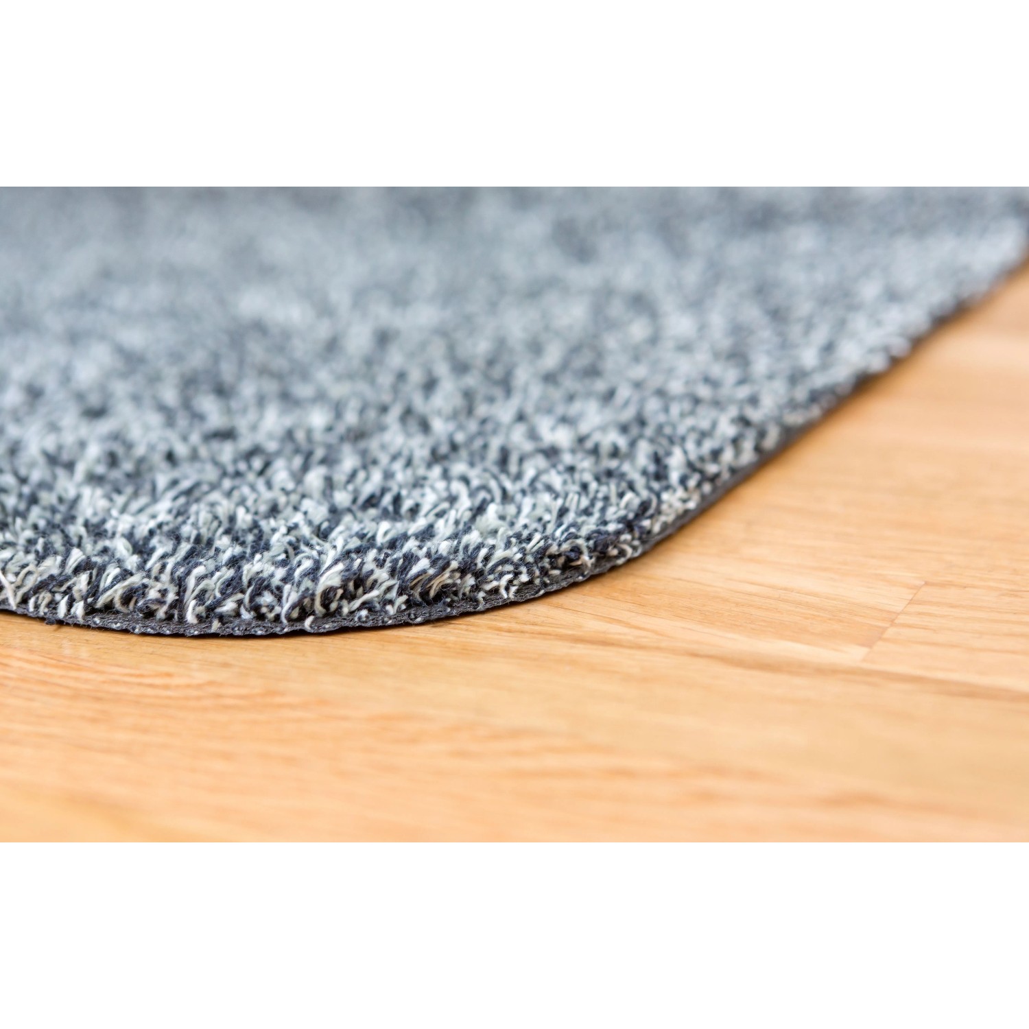Anthrazitfarbene Astra Sauberlaufmatte Entra, saugstark, ca. 90x150 cm, auf Holzboden.