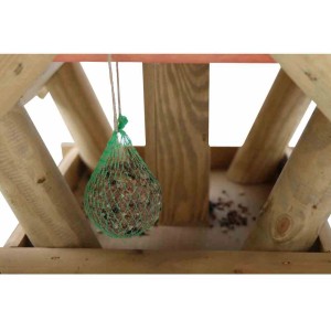 Detailaufnahme: Siena Garden Vogelhaus mit Futterknödel im Netz. Kiefernholz, Natur und Orange.