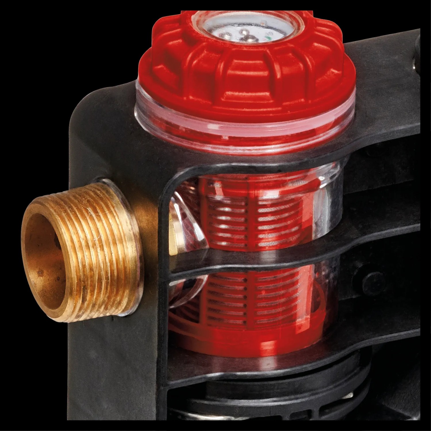 Detailaufnahme: Einhell GE-AW 1142 FS Hauswasserautomat mit rotem Filter und Messinganschluss.