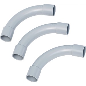 Drei graue Isolierbögen EN 20 für Leerrohre, gebogen für Ecken.