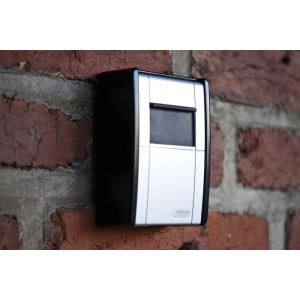 Abus Schlüsseltresor 787 Big KeyGarage an einer Backsteinwand. Sicherer Tresor zur Schlüsselaufbewahrung mit Zahlencode.