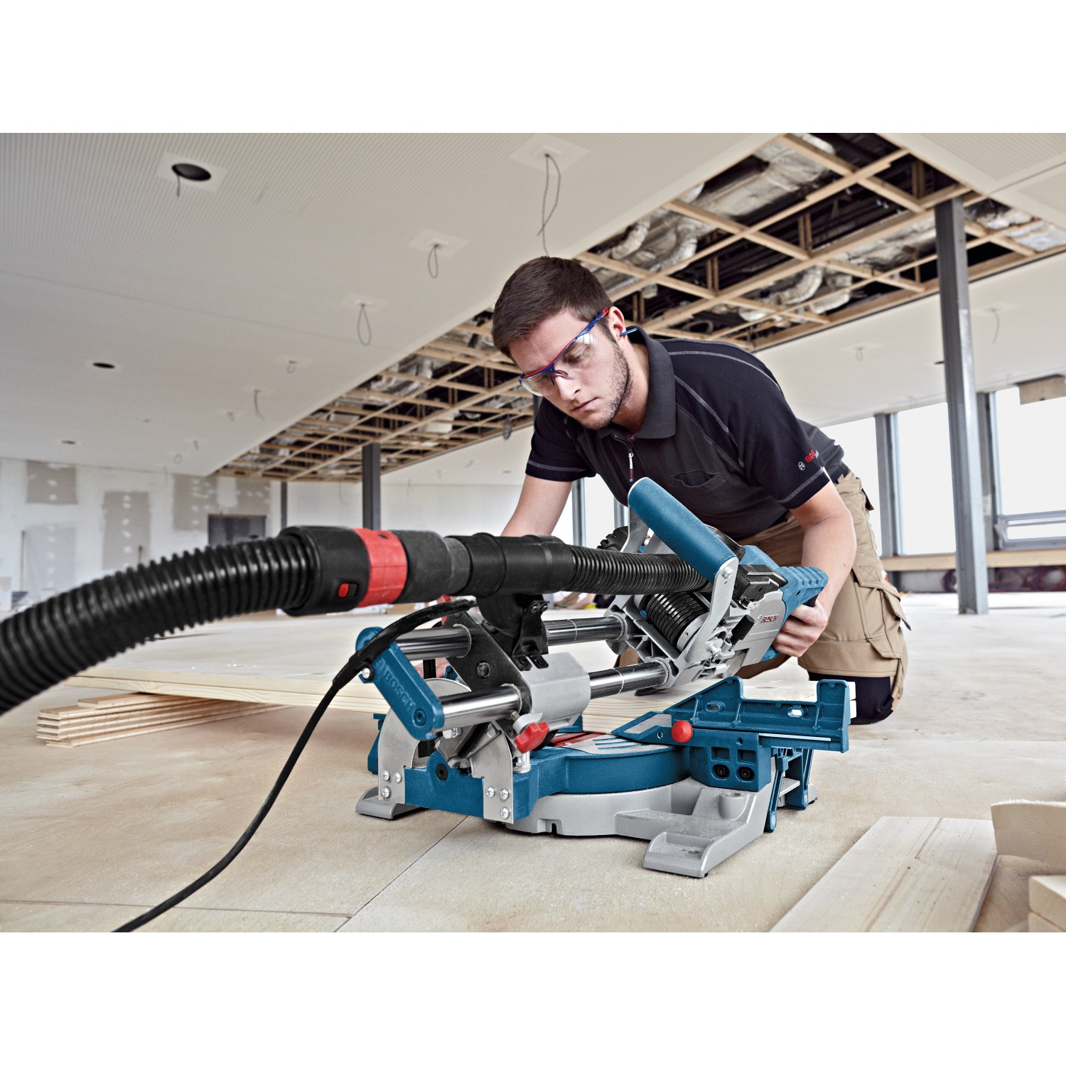 Bosch Professional GCM 8 SJL Paneelsäge mit Kreissägeblatt im Einsatz. Kompakte Bauweise, hohe Schnittleistung.