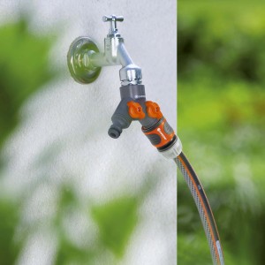 Gardena 2-Wege-Ventil (G 1) am Wasserhahn mit angeschlossenem Gartenschlauch.