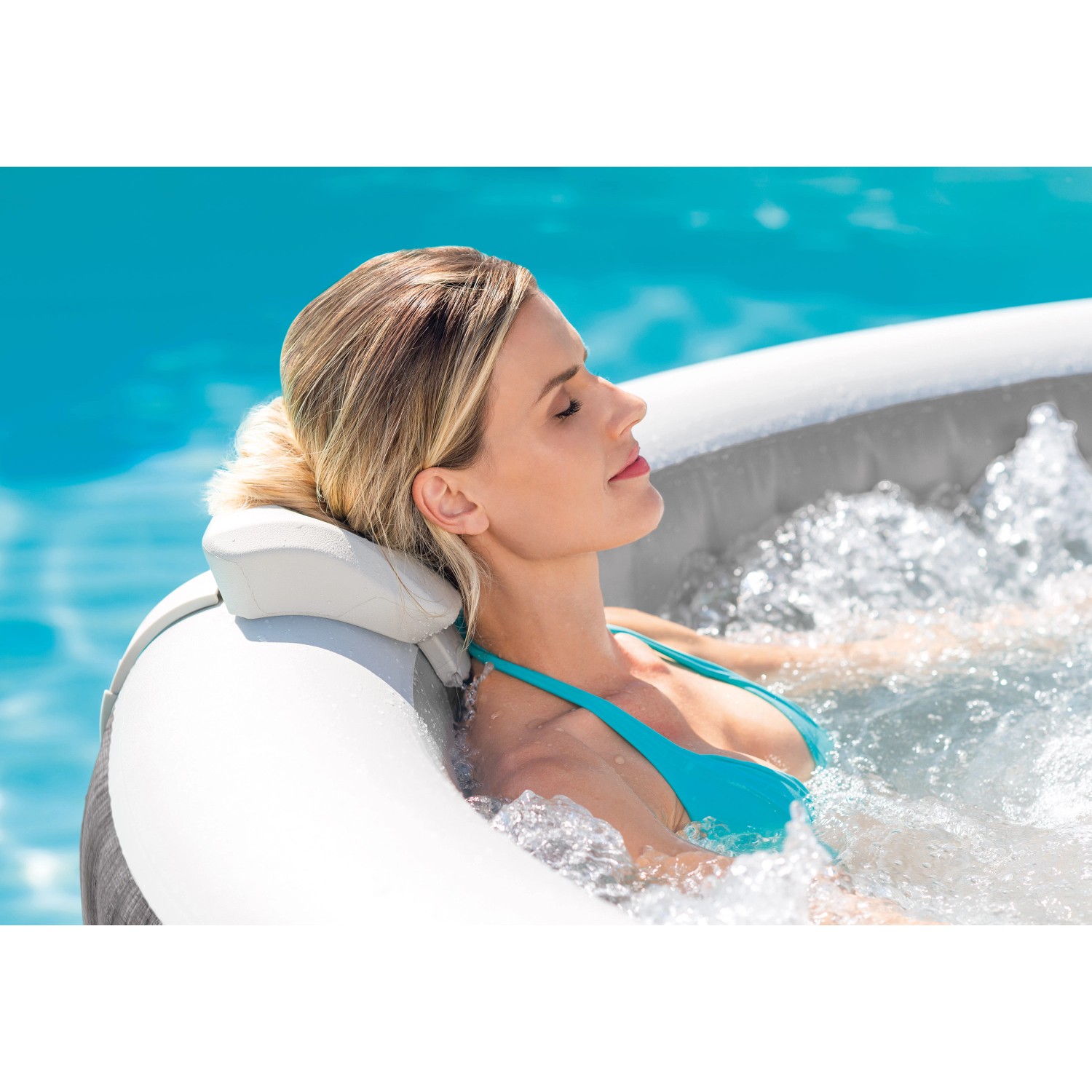 Frau entspannt im Intex PureSpa Greywood Deluxe aufblasbaren Whirlpool mit Massagefunktion.
