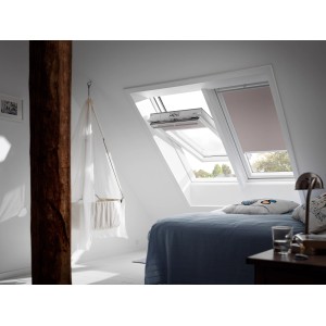 Weißes Velux Schwingfenster GGU MK06 78x118 cm im Dachzimmer mit Rollo.