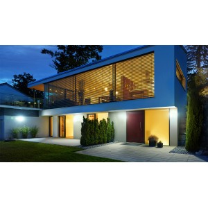 Angestrahltes Haus mit Steinel LED-Außenwandstrahler XLED Curved S in Betrieb.