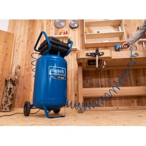 Blauer Scheppach Kompressor HC85V (80L) mit Druckluftschlauch in Werkstattumgebung.
