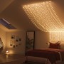 Philips Hue Festavia Lichterkette mit 250 LEDs im Schlafzimmer, warmweißes Licht.