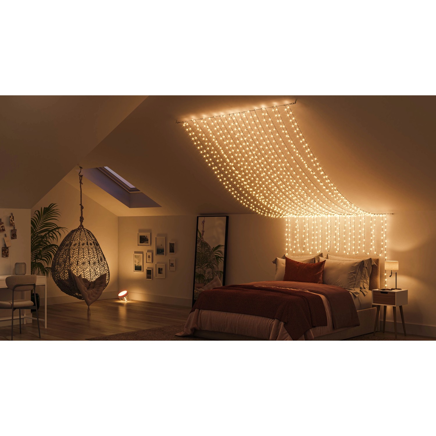 Philips Hue Festavia Lichterkette mit 250 LEDs im Schlafzimmer, warmweißes Licht.