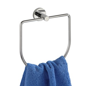 Wenko Handtuchring Elegance Chrom mit blauem Handtuch, flexibel und zur Wandmontage.