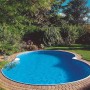 Summer Fun Stahlwandpool Calypso Achtform, eingebaut im Garten mit blauem Wasser und Leiter.