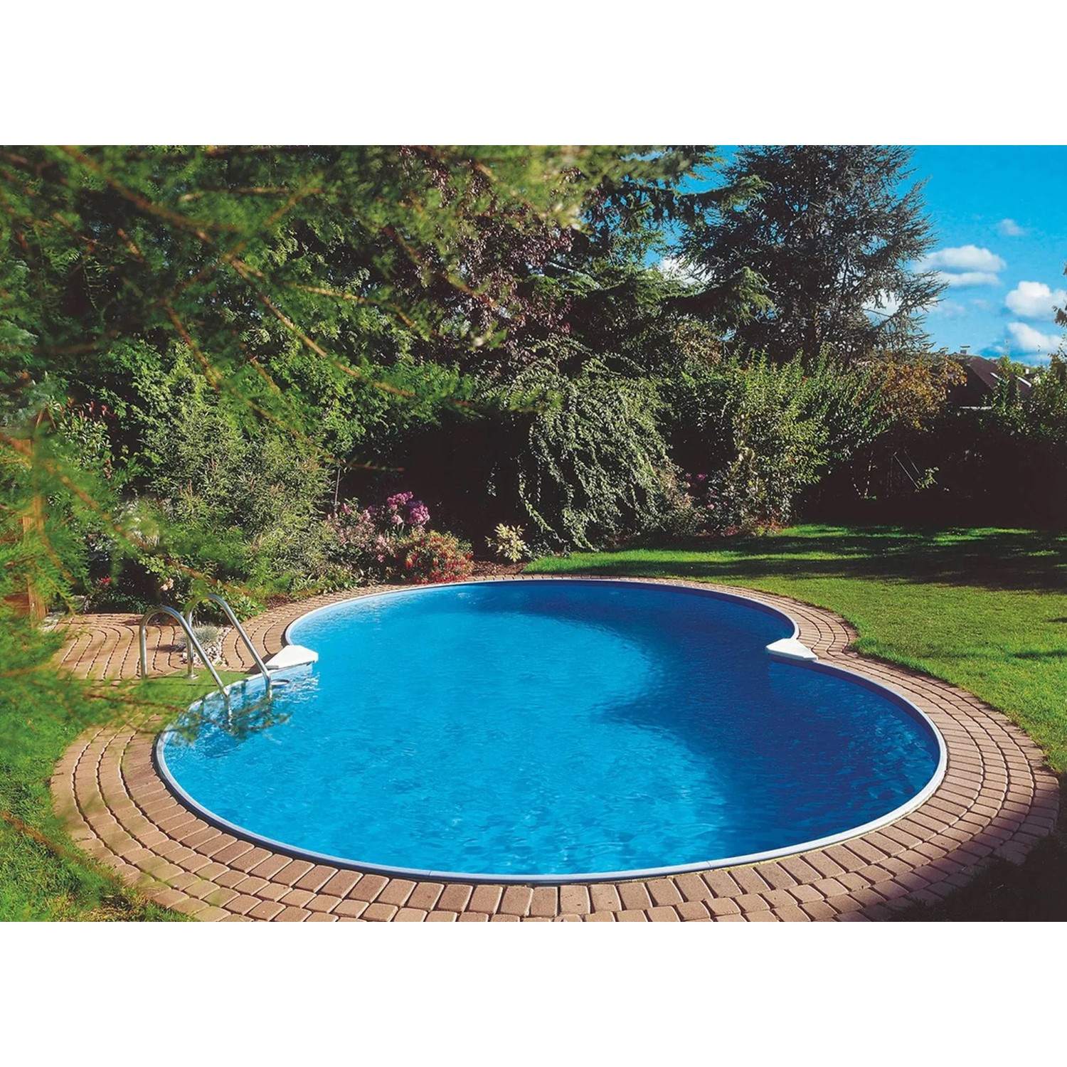 Summer Fun Stahlwandpool Calypso Achtform, eingebaut im Garten mit blauem Wasser und Leiter.