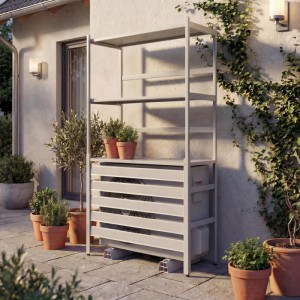 Grau-weiße Klimaanlagenverkleidung aus Aluminium mit Regalböden für Pflanzen im Garten.