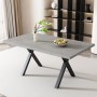 Grauer Esstisch 140x80 cm mit Betonoptik-MDF-Platte und schwarzen Schmiedeeisen-Kreuzbeinen. Moderner, vielseitiger Tisch.