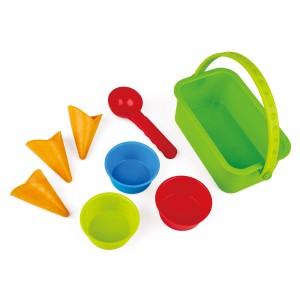 Hape Eisdiele-Förmchen, 8-teiliges Sandspielzeug-Set mit Eimer, Förmchen und Schaufel in bunten Farben.
