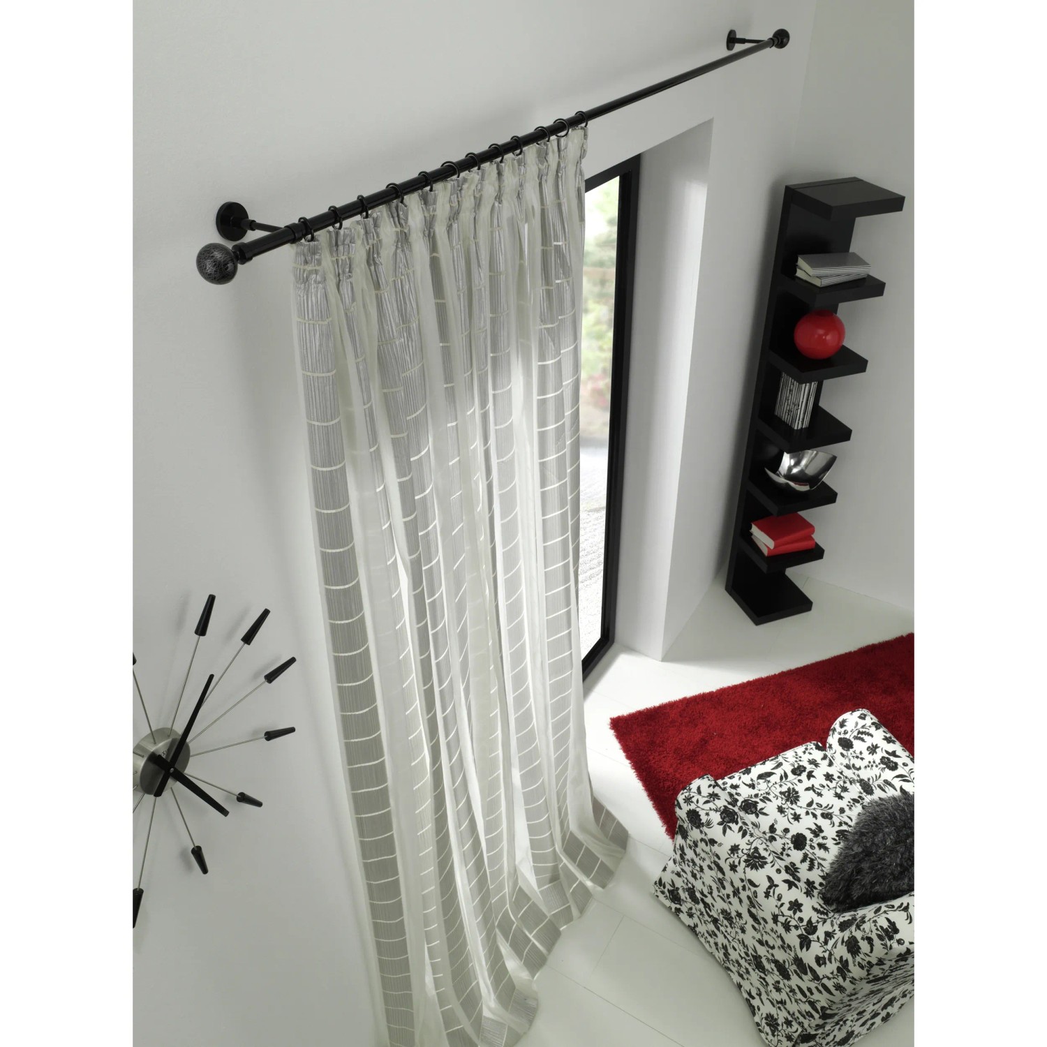 Gardinia Gardinenstange Chicago, 200 cm, schwarz, mit Vorhang und Endstücken in Wohnraum-Szene.