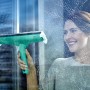 Frau reinigt Fenster mit Leifheit Fensterwischer Window & Frame Cleaner L.