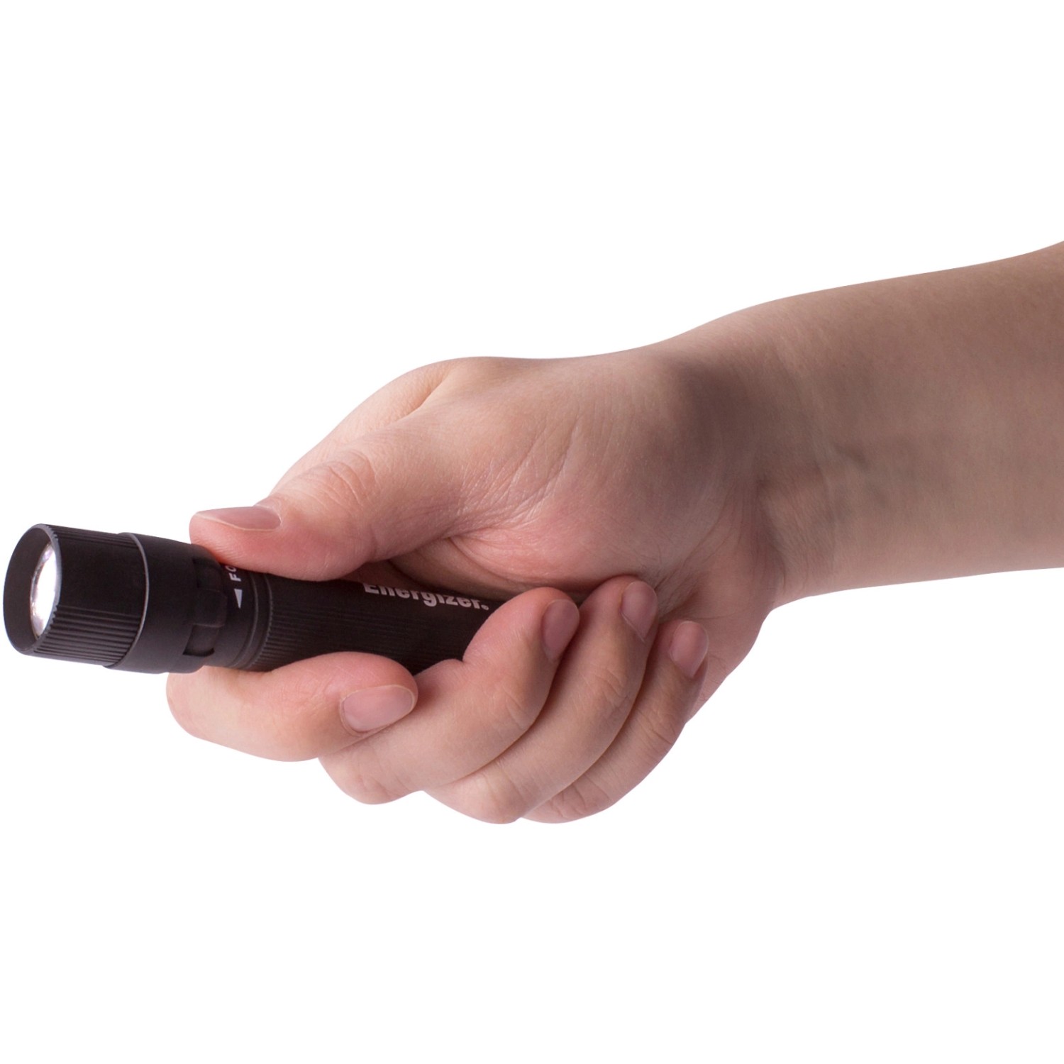 Schwarze Energizer X-Focus Taschenlampe in Hand, mit Strahlfokussierung und Batterien.