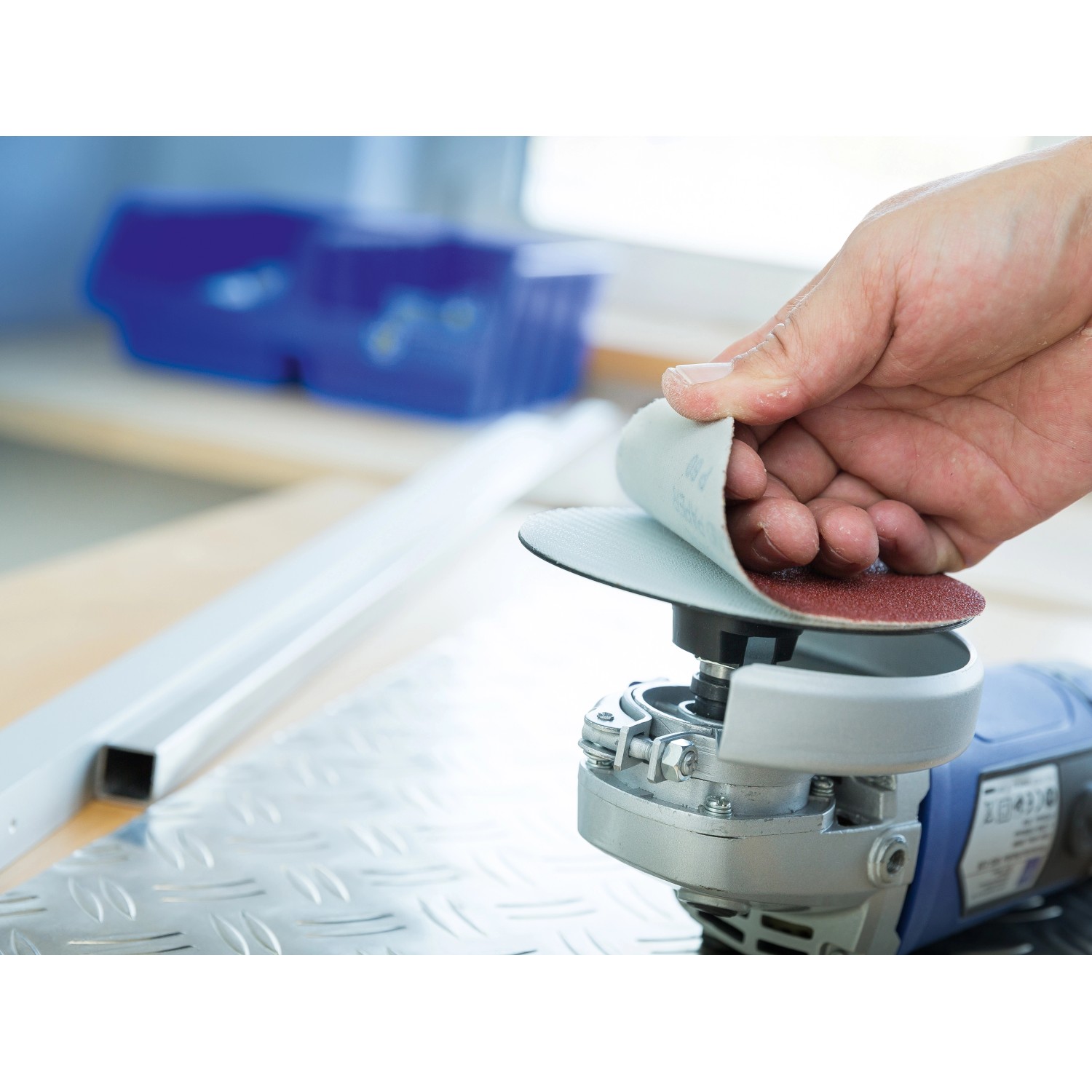 LUX Haftschleifteller Ø 148 mm mit Schleifpapier auf Winkelschleifer.