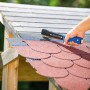 LUX Flachdrahtklammer Comfort im Einsatz beim Befestigen von Dachpappe mit einem Tacker.