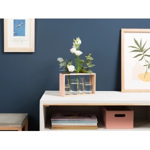 CREATE! by OBI DIY Rahmenvase aus Eiche mit 4 Gläsern, befüllt mit Blumen.