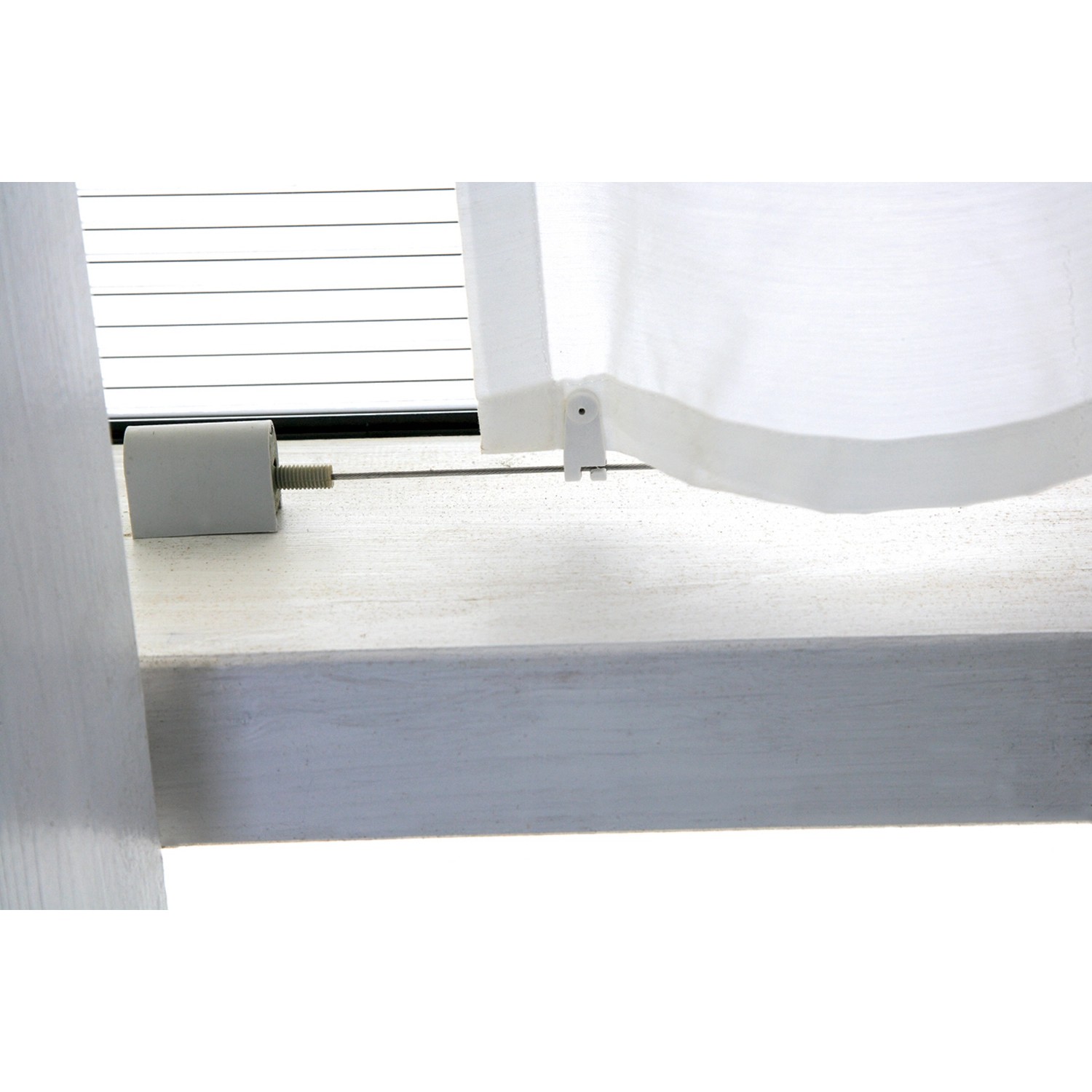 Detailaufnahme: Weißes Skan Holz Sonnensegel mit Befestigung für Terrassenüberdachung.