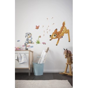 Wandtattoo: Komar Deko-Sticker Bambi mit Bambi, Hase und Schmetterling an Kinderzimmerwand.