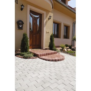 Verlegtes Premac Pflaster Klasiko Grau, 20x10x6 cm, vor einem Haus. Pflastersteine für Einfahrt und Gartenwege.