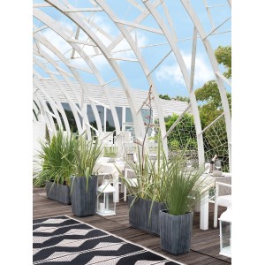 Deroma Pflanztopf Quadro Hoch Link 2er Set Anthrazit auf Terrasse mit Pflanzen.