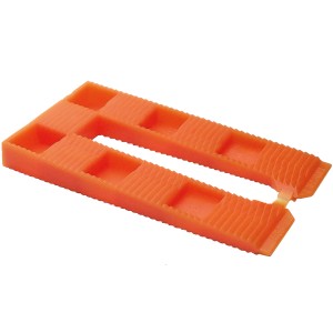 Orangefarbener Fenster-Keil (80x40x8 mm) mit Sägezahnprofil für Montage und Justierung.